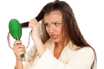 نتایج مضر شانه کردن موهای خیس